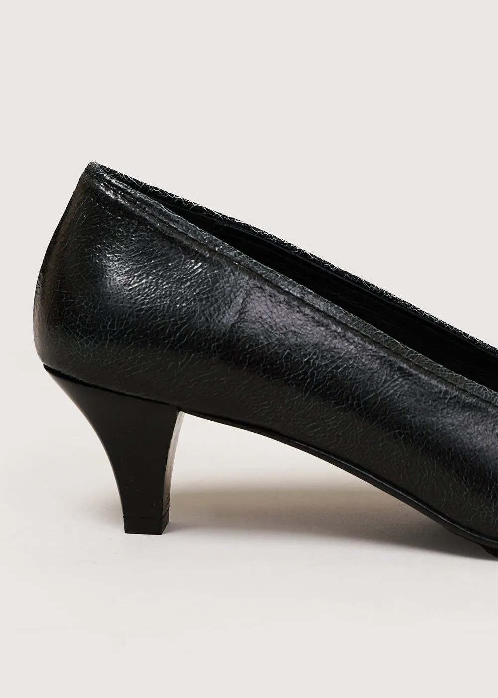 Black Leslie Pumps