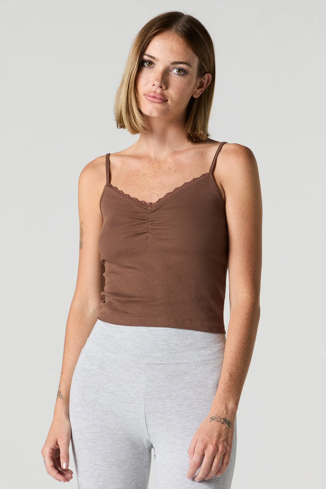 Camisole côtelée cintrée avec liséré de dentelle