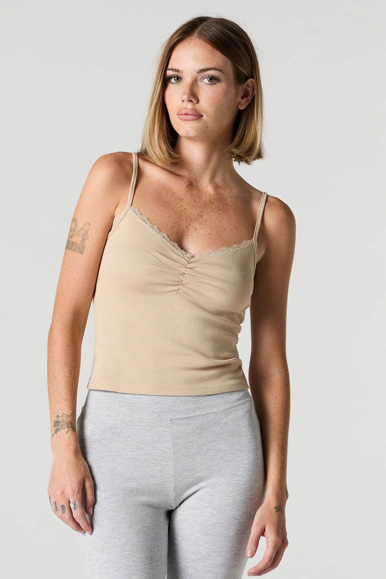 Camisole côtelée cintrée avec liséré de dentelle