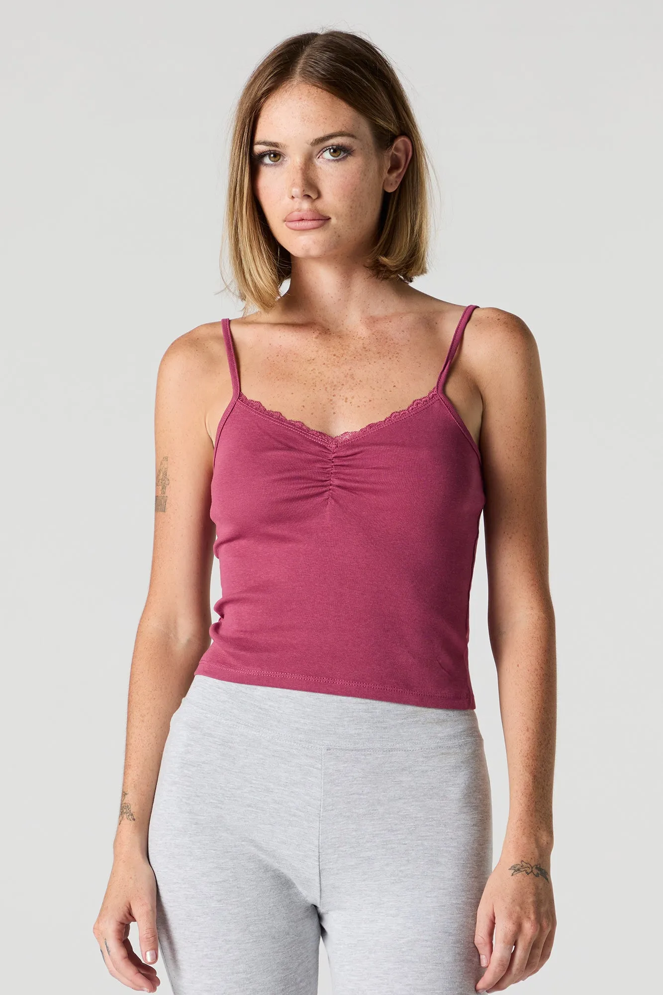 Camisole côtelée cintrée avec liséré de dentelle