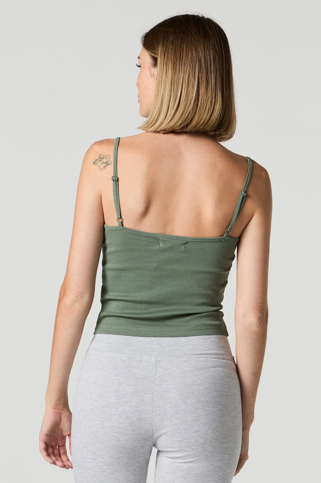 Camisole côtelée cintrée avec liséré de dentelle