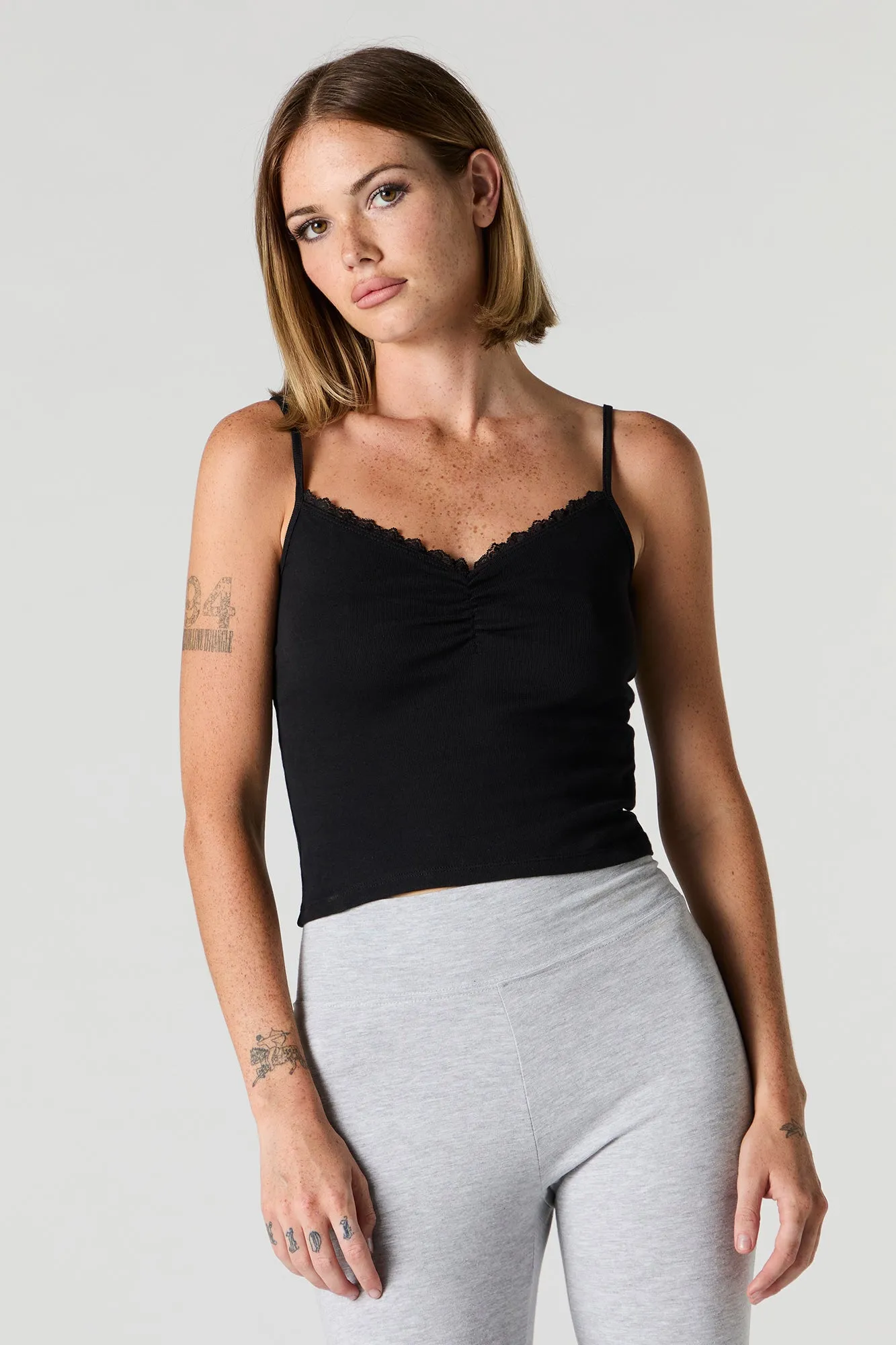 Camisole côtelée cintrée avec liséré de dentelle