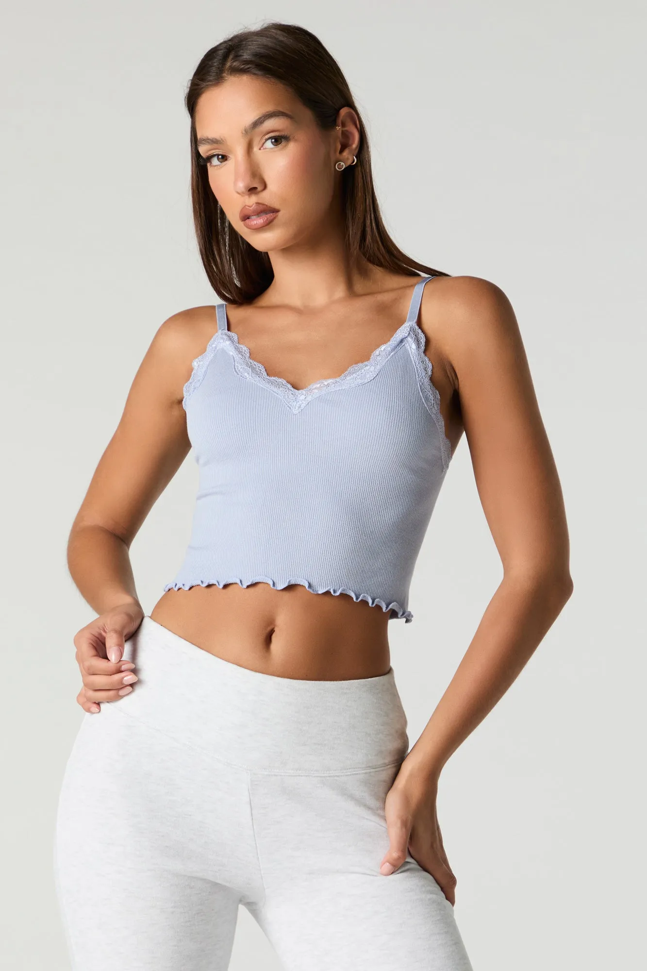 Camisole côtelée sans couture avec liséré de dentelle et encolure en V