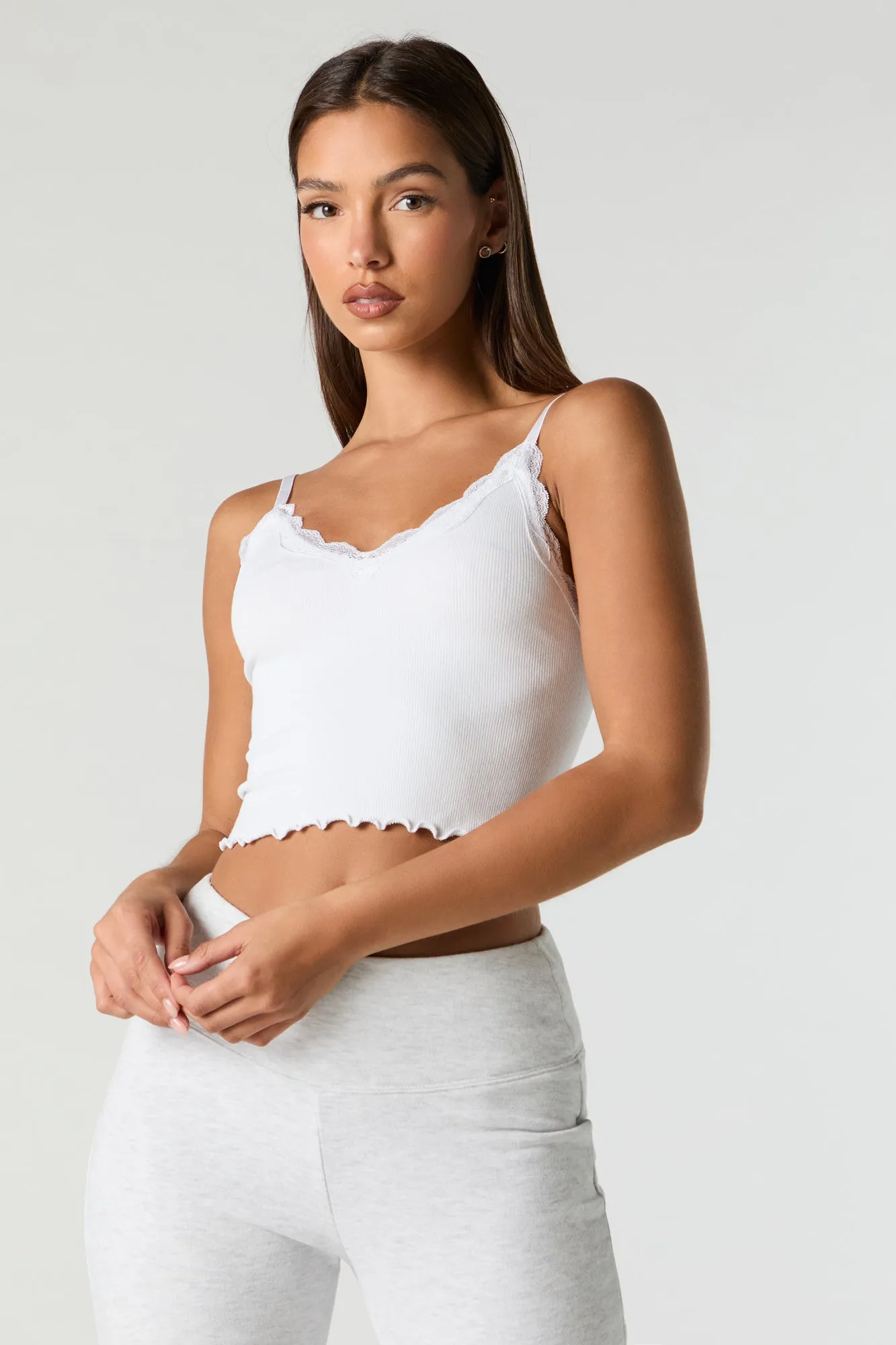 Camisole côtelée sans couture avec liséré de dentelle et encolure en V