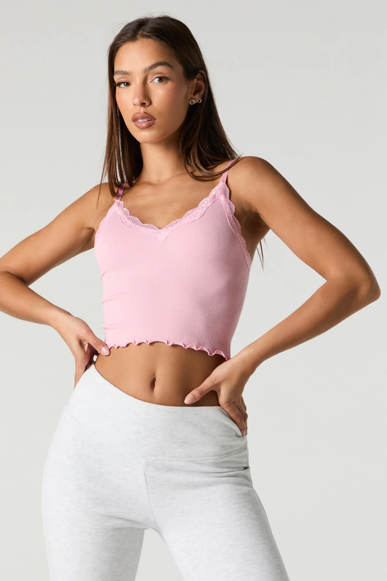 Camisole côtelée sans couture avec liséré de dentelle et encolure en V