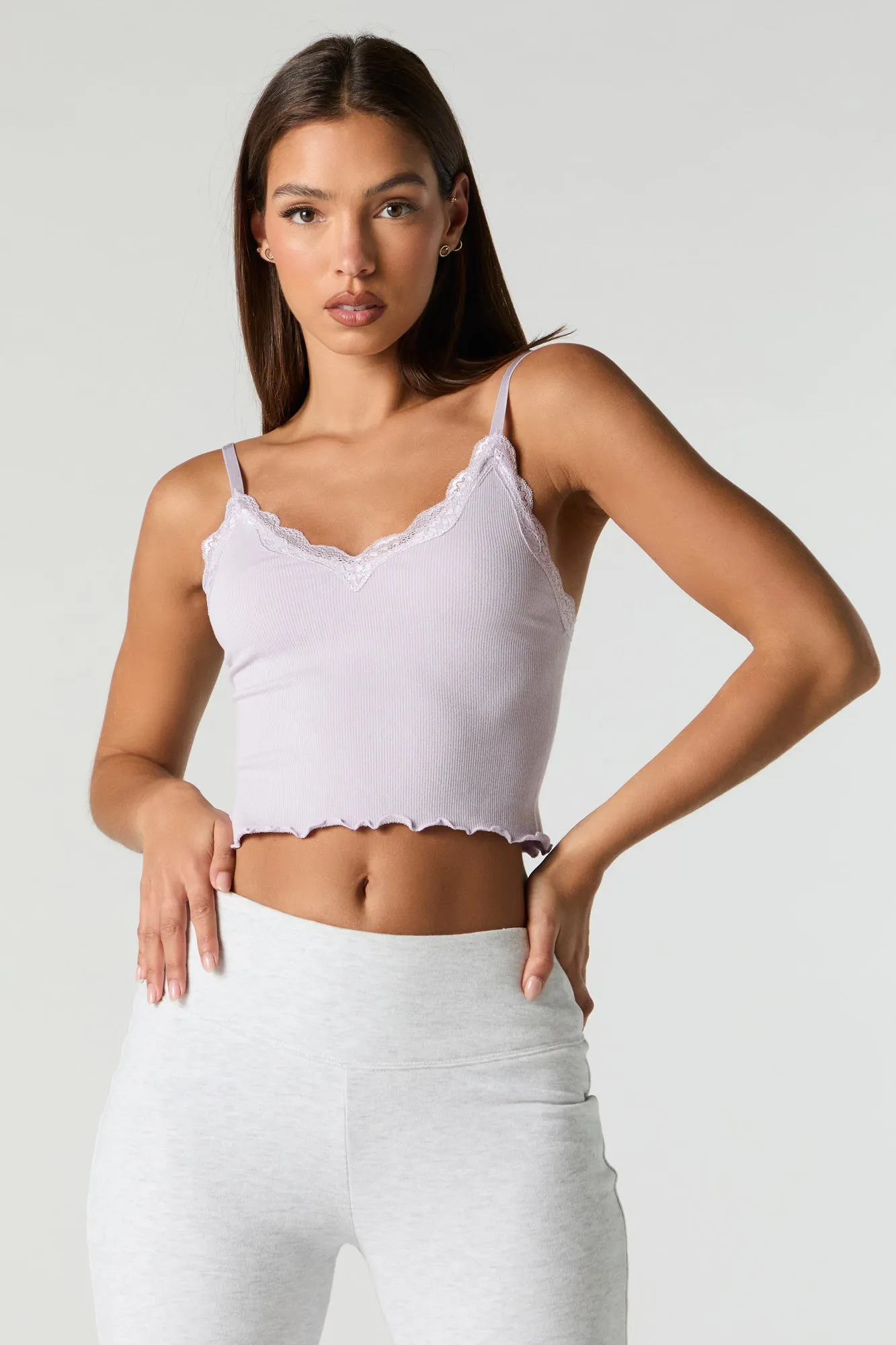 Camisole côtelée sans couture avec liséré de dentelle et encolure en V