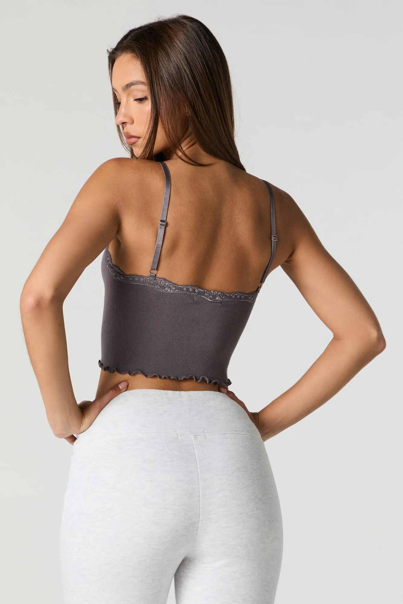 Camisole côtelée sans couture avec liséré de dentelle et encolure en V