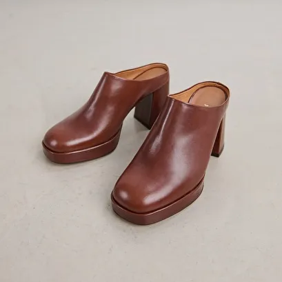 Heeled mules in brown leather