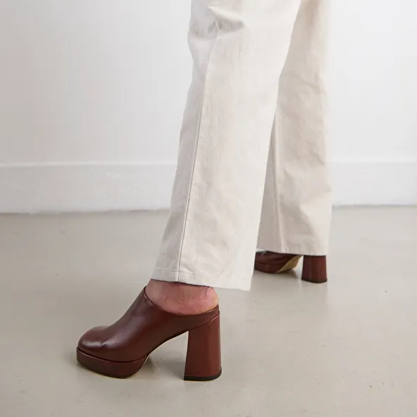 Heeled mules in brown leather