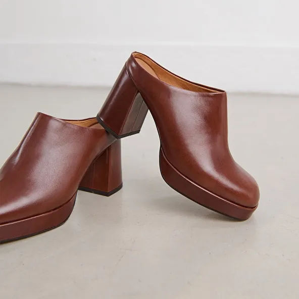 Heeled mules in brown leather