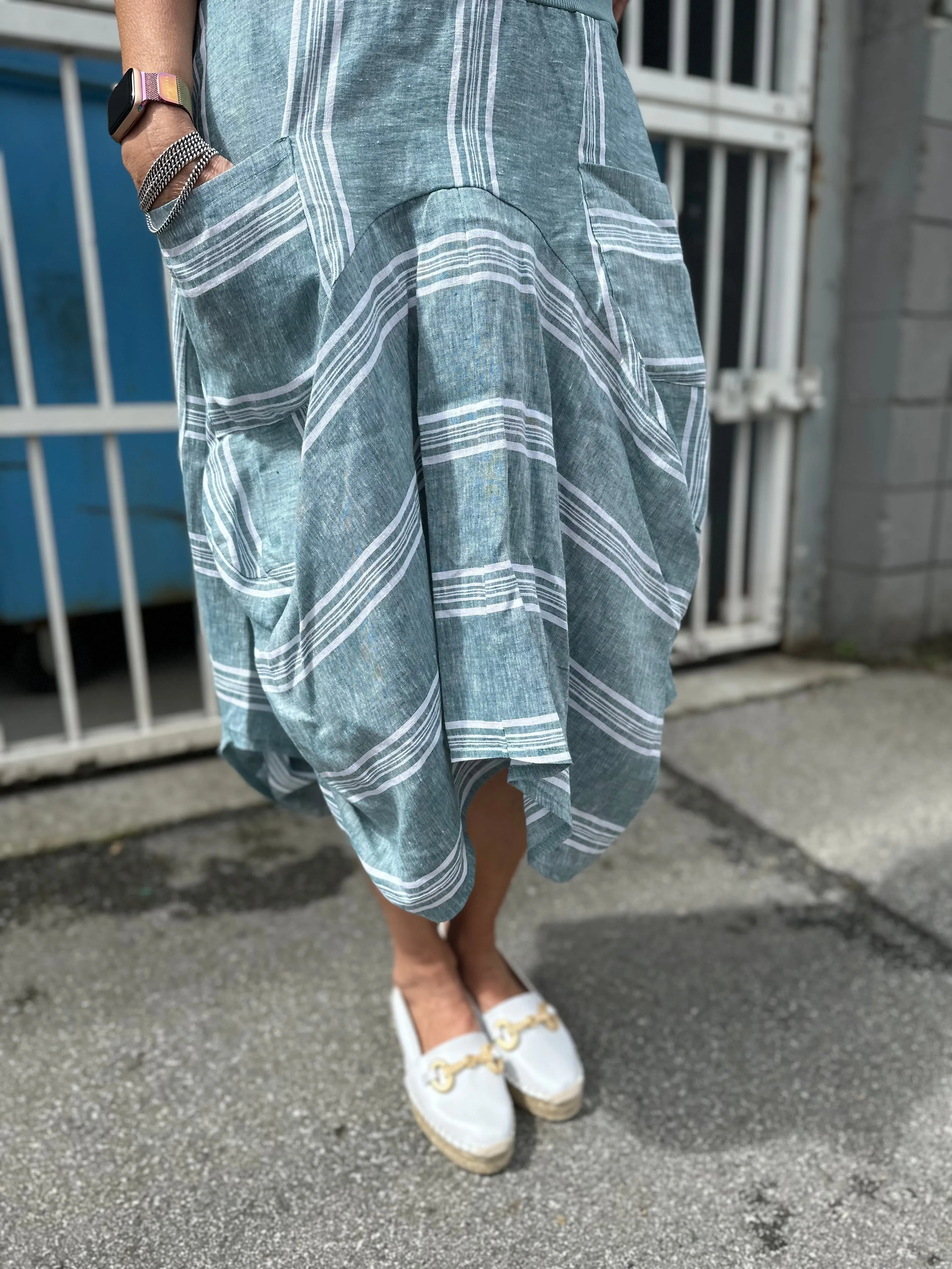 INT1145 Mediterranean/White Skirt