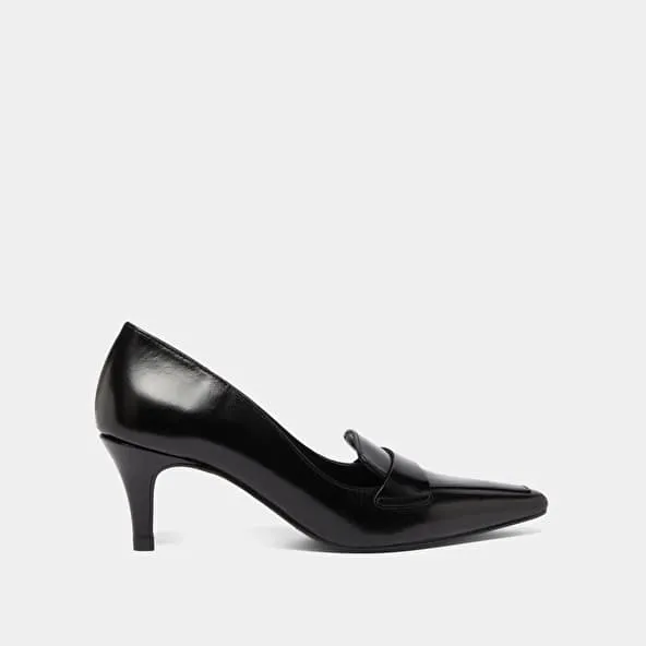 Pumps with wide slit on top in black leather