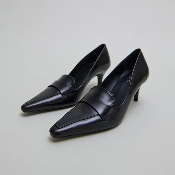 Pumps with wide slit on top in black leather