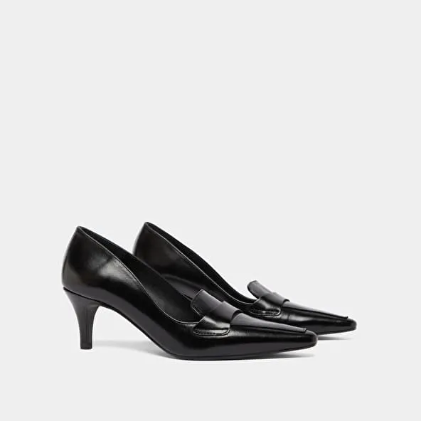 Pumps with wide slit on top in black leather