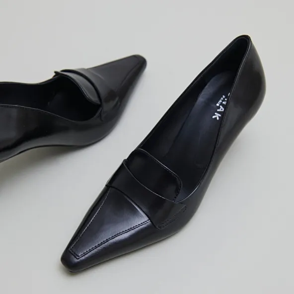 Pumps with wide slit on top in black leather