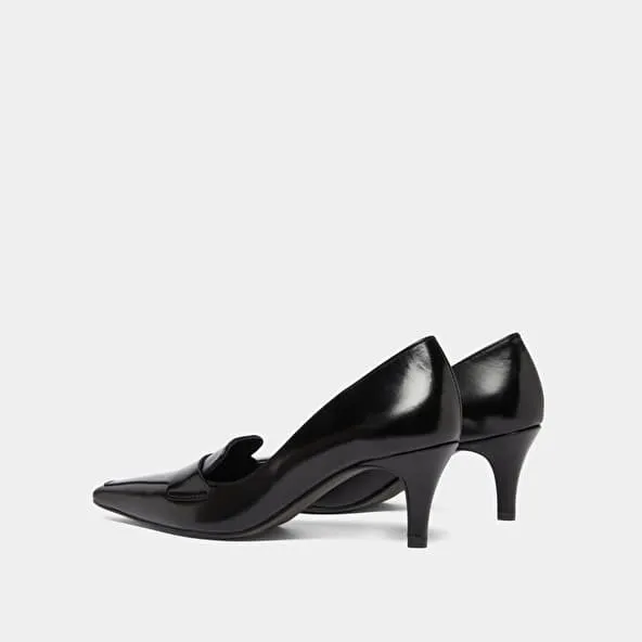 Pumps with wide slit on top in black leather