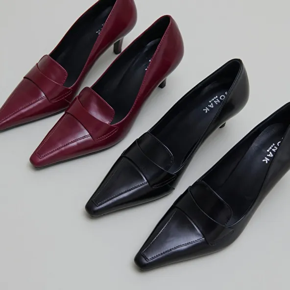 Pumps with wide slit on top in black leather